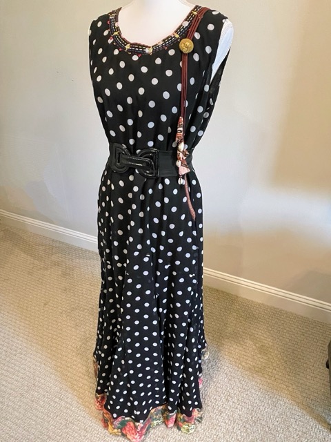 https://desithrift.com/storage/photos/3997/Black Polka Dot Dress/67195066db5d0.jpeg